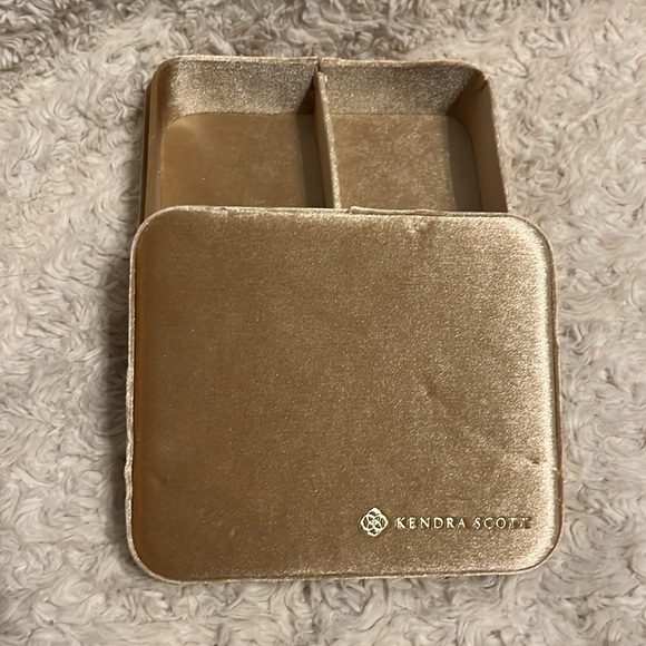 🎉 Mattie Large Velvet Kendra Scott Box in Champagne! - Picture 4 of 4